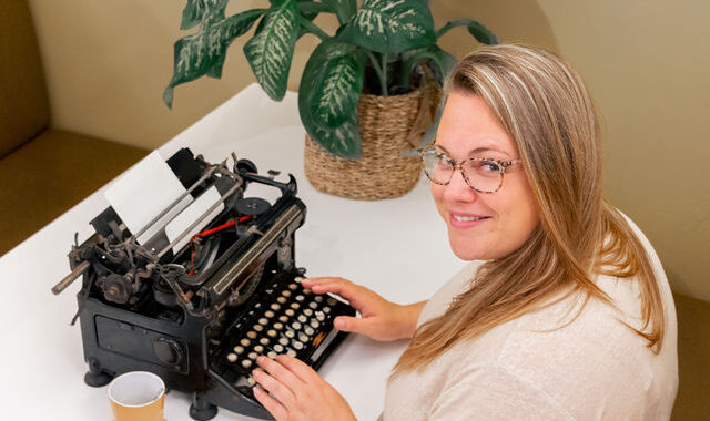 Kirsten met een ouderwetse typemachine.